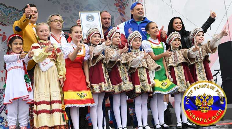 Наибольшее количество людей поднятых на коромысле