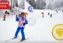 Массовый спуск с горы на лыжах и сноубордах с флагами