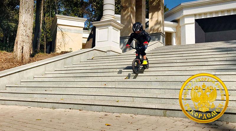 Выполнение трюков на беговеле и мотоцикле в наименьшем возрасте